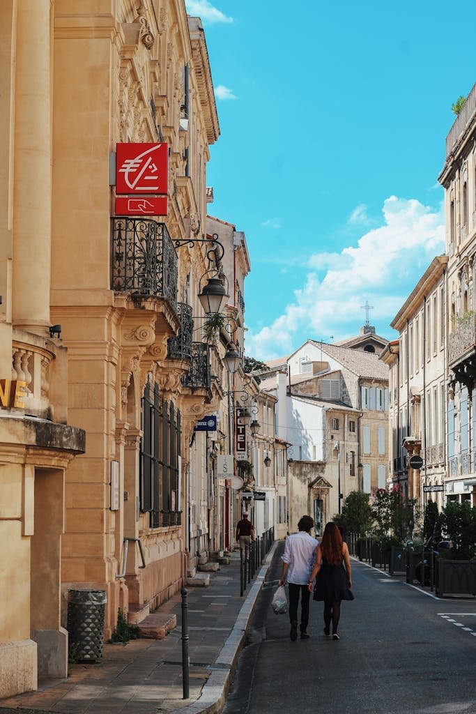A couple taking a walk (promenade).