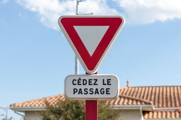 Yield sign (cedez le passage)