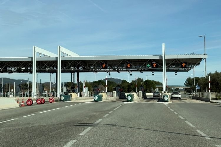Using a French tollbooth