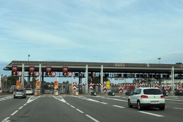 A French tollbooth showing different lane symbols