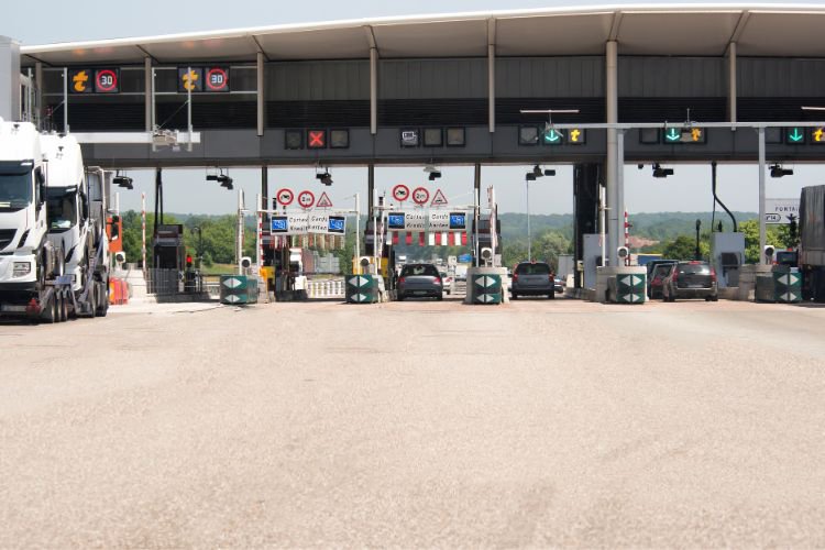 Paying Tolls in France: What Tourists and Newcomers Need to Know Before Driving