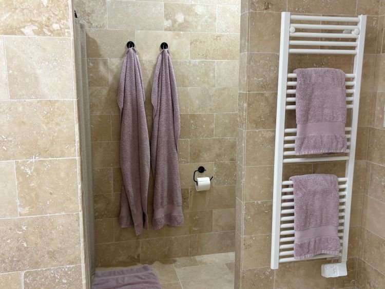 French bathroom with towel warmer and towels