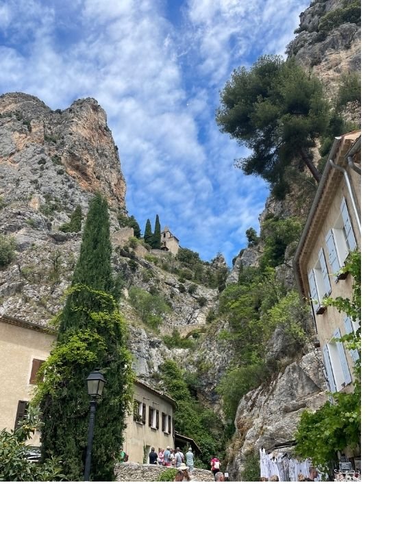 Star and chapel above Moustiers-Sainte-Marie